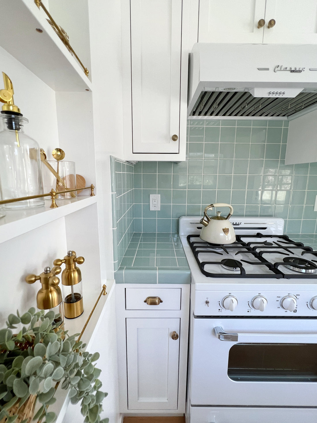Experience the Ultimate Vacation at the Sea Cottage - the Top Airbnb Vacation Rental in Encinitas, California with Fire Pit, Luxury Furnishings, and Proximity to Moonlight Beach